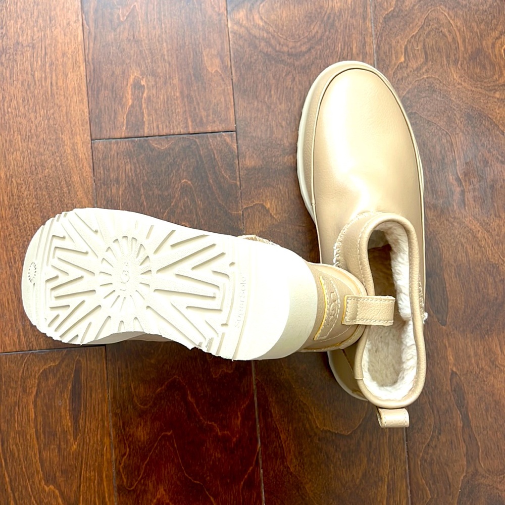 Women shoe, size 9 UGGS